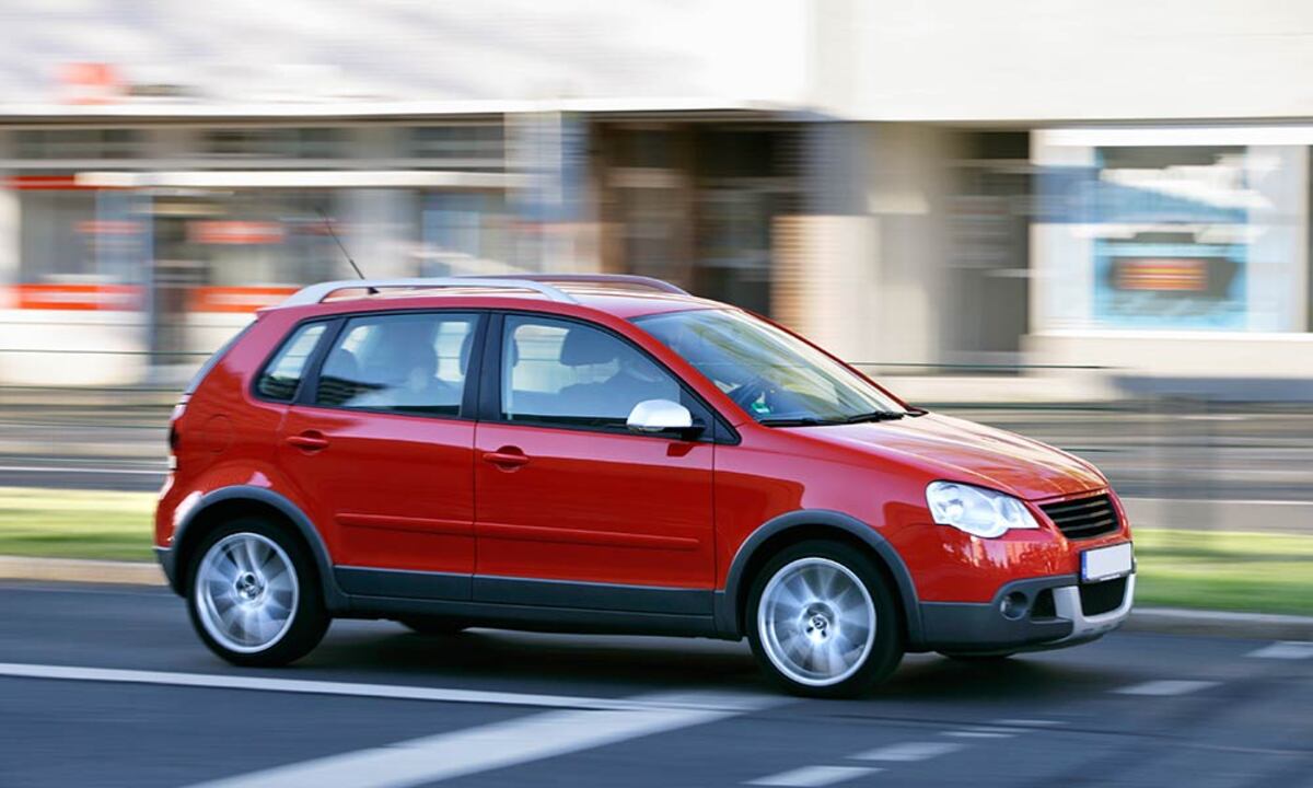 Conduite sur autoroute : voyage et coucher de soleil doré. Mains sur le volant d'une voiture, conduisant sur l'autoroute au coucher du soleil. Le soleil brille fortement à travers le pare-brise.