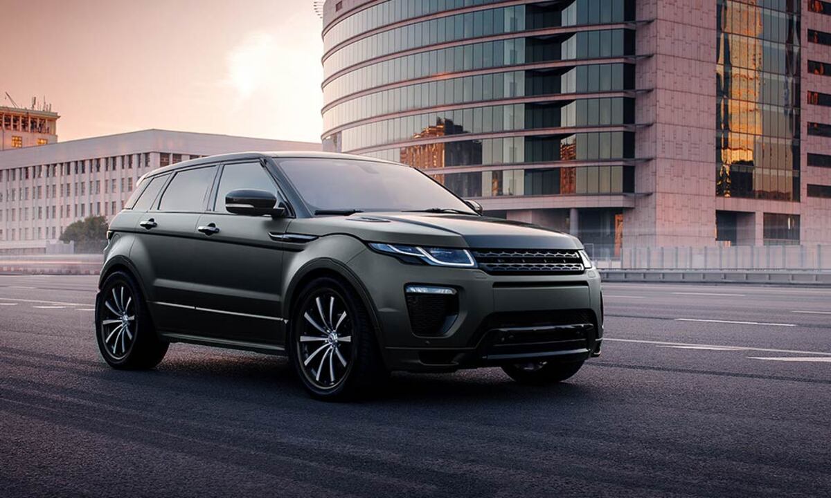 Conduite sur autoroute : voyage et coucher de soleil doré. Mains sur le volant d'une voiture, conduisant sur l'autoroute au coucher du soleil. Le soleil brille fortement à travers le pare-brise.