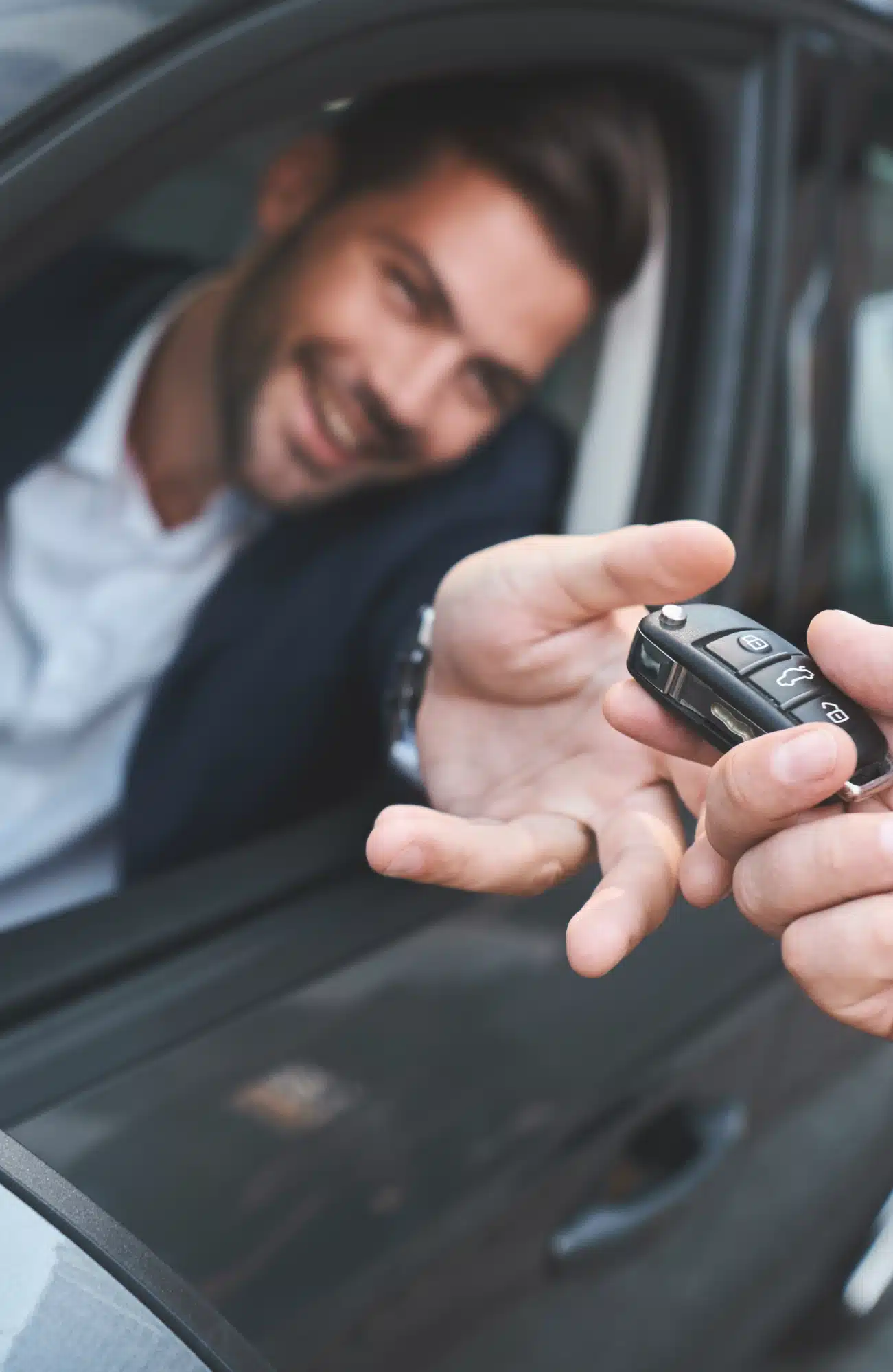Conduite sur autoroute : voyage et coucher de soleil doré. Mains sur le volant d'une voiture, conduisant sur l'autoroute au coucher du soleil. Le soleil brille fortement à travers le pare-brise.